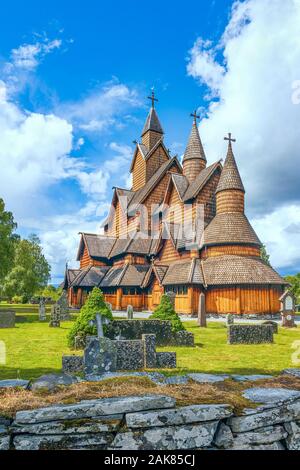 Heddal Stave Church (Heddal Stavkyrkje) sur une journée d'été. Notodden municipalité située dans le comté de Telemark og Vestfold. La Norvège Banque D'Images