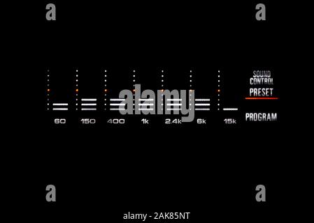 L'ancien égaliseur de volume graphique stéréo brille dans l'obscurité. Banque D'Images