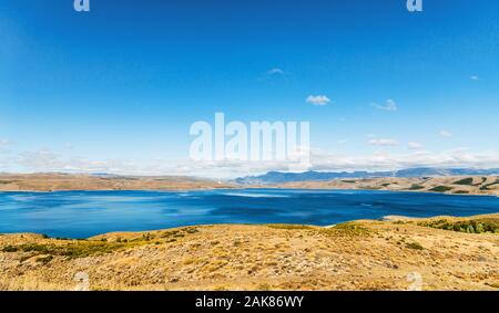 Paysage du lac turquoise et jaune des steppes de Patagonie, en Argentine. Banque D'Images