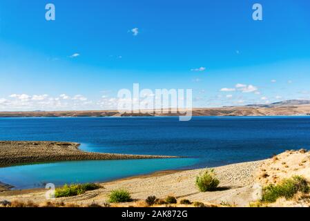 Paysage du lac turquoise et jaune des steppes de Patagonie, en Argentine. Banque D'Images