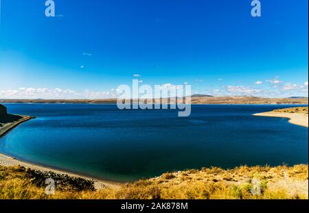 Paysage du lac turquoise et jaune des steppes de Patagonie, en Argentine. Banque D'Images