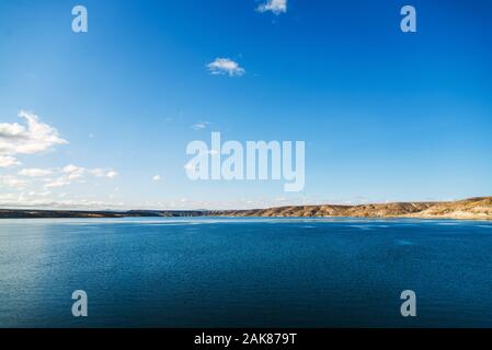 Paysage du lac turquoise et jaune des steppes de Patagonie, en Argentine. Banque D'Images