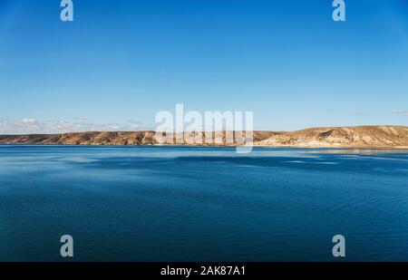 Paysage du lac turquoise et jaune des steppes de Patagonie, en Argentine. Banque D'Images