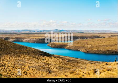 Paysage du lac turquoise et jaune des steppes de Patagonie, en Argentine. Banque D'Images