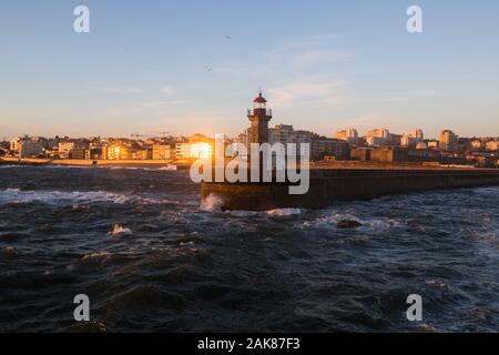 Incroyable coucher du soleil sur la côte Atlantique à Porto, Portugal. Banque D'Images