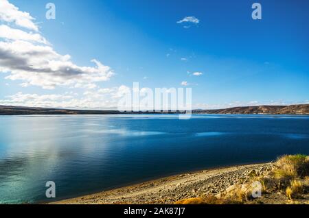 Paysage du lac turquoise et jaune des steppes de Patagonie, en Argentine. Banque D'Images