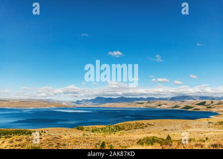 Paysage du lac turquoise et jaune des steppes de Patagonie, en Argentine. Banque D'Images