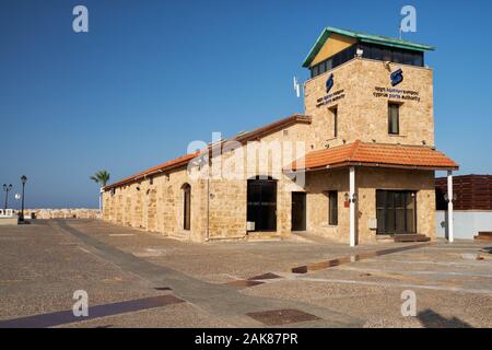 PAPHOS, Chypre - Juin 08, 2018 : La vue sur le bâtiment de l'administration portuaire de Chypre en Plo et galerie d'art dans le port de Paphos. Chypre Banque D'Images