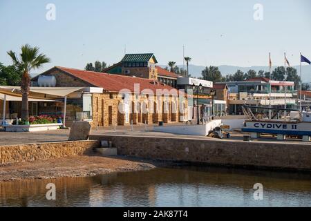 PAPHOS, Chypre - Juin 08, 2018 : l'avis de café et galerie d'art en Plo sur la promenade côtière de port de Paphos. Chypre Banque D'Images