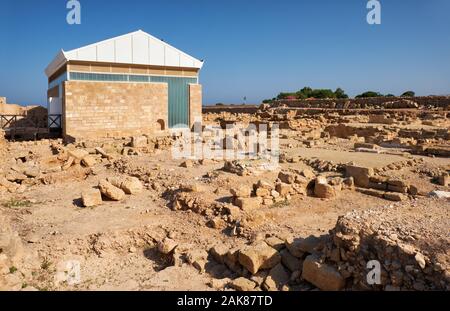 PAPHOS, Chypre - Juin 08, 2018 : Les vestiges de l'ancienne maison romaine d'Aion avec l'abri protecteur pour la villa restaurée du mur. L'archéo Paphos Banque D'Images
