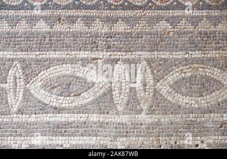 PAPHOS, Chypre - Juin 08, 2018 : l'avis de mosaïques géométriques du châssis dans la maison d'Aion. Parc archéologique de Paphos. Chypre Banque D'Images