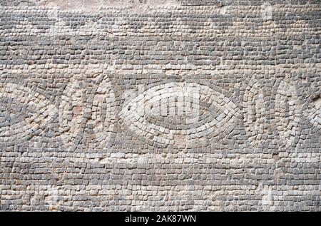 PAPHOS, Chypre - Juin 08, 2018 : l'avis de mosaïques géométriques du châssis dans la maison d'Aion. Parc archéologique de Paphos. Chypre Banque D'Images