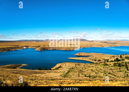Paysage du lac turquoise et jaune des steppes de Patagonie, en Argentine. Banque D'Images