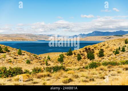 Paysage du lac turquoise et jaune des steppes de Patagonie, en Argentine. Banque D'Images