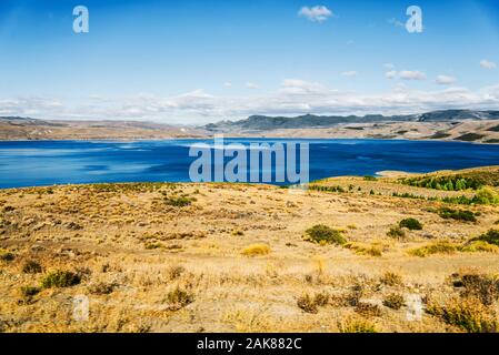 Paysage du lac turquoise et jaune des steppes de Patagonie, en Argentine. Banque D'Images