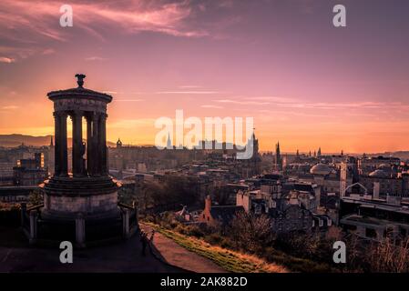 Édimbourg, Écosse 14 décembre 2018 : magnifique coucher de soleil à l'Dugald Stewart Monument situé sur l'avant-plan avec le centre d'Édimbourg cityscape derrière Banque D'Images