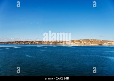 Paysage du lac turquoise et jaune des steppes de Patagonie, en Argentine. Banque D'Images