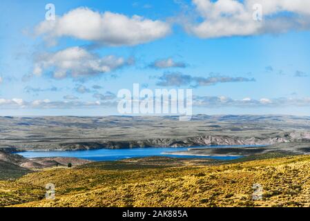 Paysage du lac turquoise et jaune des steppes de Patagonie, en Argentine. Banque D'Images