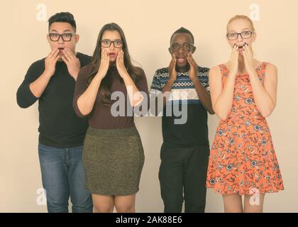 Portrait de groupe d'amis multi ethnic à choqué tout en portant des lunettes ensemble Banque D'Images
