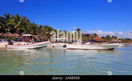 Akumal Bay et plage de sable blanc des Caraïbes, y compris les bateaux de pêche dans la région de Riviera Maya, la côte du Yucatan, Quintana Roo, Mexique Banque D'Images