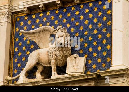 Le Lion de Saint Marc également connu sous le nom de lion ailé sur la Torre dell'Orologio est un symbole de Venise Italie Banque D'Images