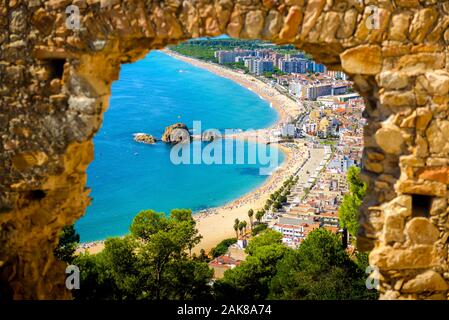 Plage et côte de Blanes ville vue de Castell Sant Joan en Espagne Banque D'Images