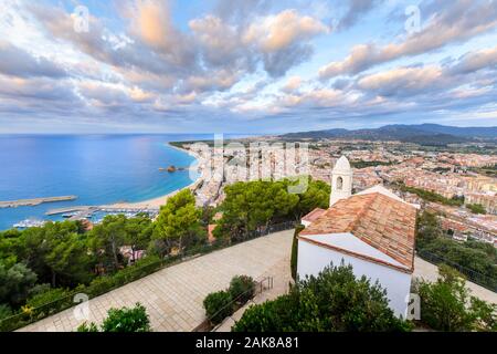 Plage et côte de Blanes ville vue de Castell Sant Joan en Espagne Banque D'Images