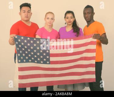 Portrait de groupe divers de multi ethnic friends holding le drapeau Américain ensemble Banque D'Images