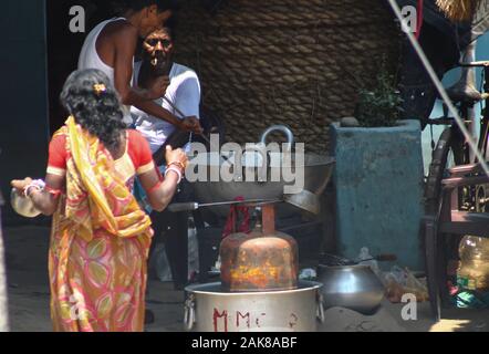 Cuisine indienne traditionnelle : les gens préparent la nourriture dans un grand wok (Karahi) dans un cadre rural ou de festival. Banque D'Images