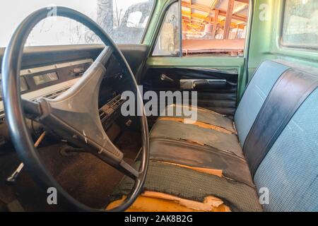 Old vintage voiture avec close up du volant et l'intérieur sale Banque D'Images