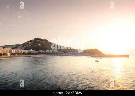 La ville de Blanes et arbor de Sa Palomera rock à matin en Espagne Banque D'Images