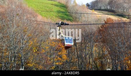 D'Aomori, Japon - Nov 4, 2019. Hakkoda Ropeway avec les arbres d'automne en journée ensoleillée. Le téléphérique de 2,5 km offre une superbe vue sur le paysage naturel de l'Hakko Banque D'Images