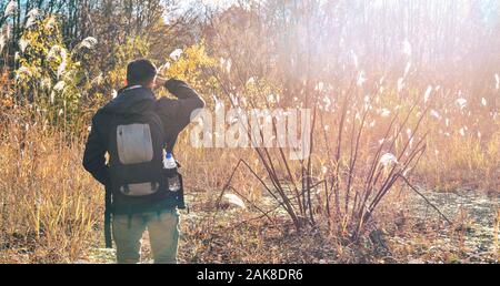 D'Aomori, Japon - Nov 4, 2019. Asian man traveler bénéficiant d'automne en forêt Montagnes Hakkoda, Aomori, Japon. Banque D'Images