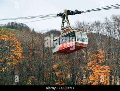 D'Aomori, Japon - Nov 4, 2019. Hakkoda Ropeway avec les arbres d'automne en journée ensoleillée. Le téléphérique de 2,5 km offre une superbe vue sur le paysage naturel de l'Hakko Banque D'Images