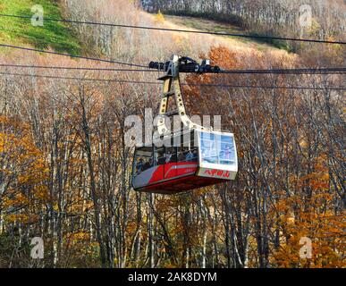 D'Aomori, Japon - Nov 4, 2019. Hakkoda Ropeway avec les arbres d'automne en journée ensoleillée. Le téléphérique de 2,5 km offre une superbe vue sur le paysage naturel de l'Hakko Banque D'Images