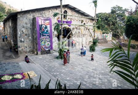 San Marcos La Laguna, Lago de Atitlan, Guatemala - 30 mars 2018 : les populations locales avec des robes traditionnelles en face de l Église de San Marcos durant la messe Banque D'Images