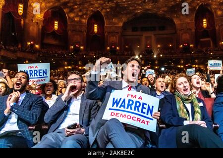 New York, États-Unis, 7 janvier 2020. Les partisans du sénateur américain et candidate présidentielle Elizabeth Warren cheer lors d'un rassemblement électoral à Brooklyn's Kings Theatre à New York. Credit : Enrique Shore/Alamy Live News Banque D'Images