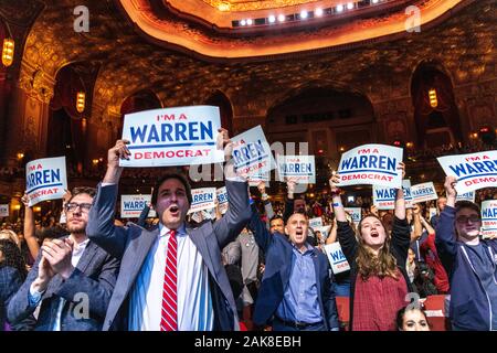 New York, États-Unis, 7 janvier 2020. Les partisans du sénateur américain et candidate présidentielle Elizabeth Warren cheer lors d'un rassemblement électoral à Brooklyn's Kings Theatre à New York. Credit : Enrique Shore/Alamy Live News Banque D'Images