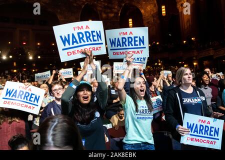 New York, États-Unis, 7 janvier 2020. Les partisans du sénateur américain et candidate présidentielle Elizabeth Warren cheer lors d'un rassemblement électoral à Brooklyn's Kings Theatre à New York. Credit : Enrique Shore/Alamy Live News Banque D'Images