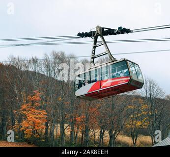 D'Aomori, Japon - Nov 4, 2019. Hakkoda Ropeway avec les arbres d'automne en journée ensoleillée. Le téléphérique de 2,5 km offre une superbe vue sur le paysage naturel de l'Hakko Banque D'Images