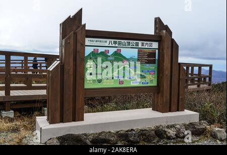 D'Aomori, Japon - Nov 4, 2019. Planche de bois pour les randonneurs de l'information sur les montagnes Hakkoda en automne. Hakkoda est l'une des meilleures destinations de l'automne dans le T Banque D'Images