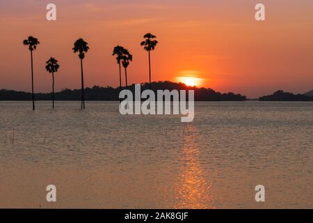 Magnifique Coucher de soleil dans le réservoir, voir de Malampuzha Kava view point Palakkad,Kerala en Inde. Le kava est un petit village dans le district de Palakkad Kerala stat Banque D'Images