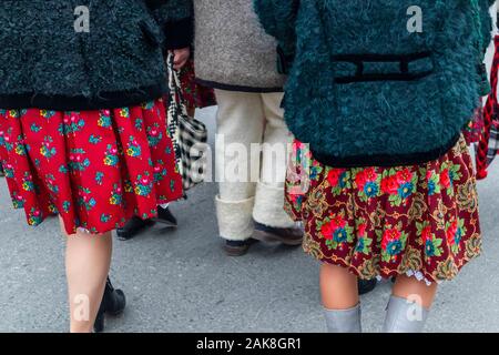 Maramures costumes traditionnels. Paysan Roumain traditionnel sandales qui est porté avec le costume paysan roumain à des coutumes et traditions d'hiver Banque D'Images