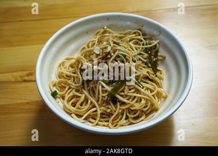 Nouilles Dan Dan, un plat de la cuisine sichuanaise épicée que l'on trouve couramment dans l'alimentation de rue chinois. Banque D'Images