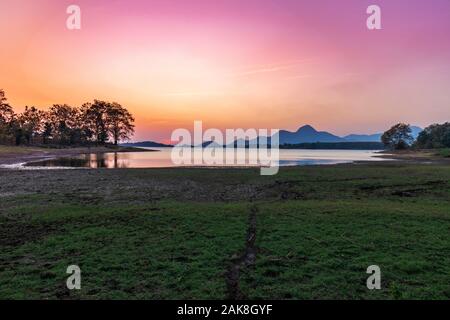 Magnifique Coucher de soleil dans le réservoir, voir de Malampuzha Kava view point Palakkad,Kerala en Inde. Le kava est un petit village dans le district de Palakkad Kerala stat Banque D'Images