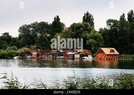 Vieux chalets en bois sur la rive du lac de Schwerin, Allemagne. Banque D'Images