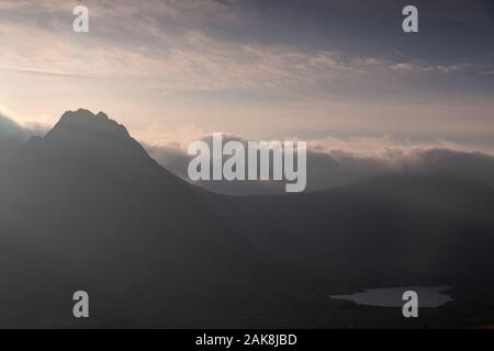 Tryfan mountain en silhouette, Snowdonia, le Nord du Pays de Galles Banque D'Images