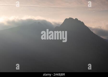 Tryfan mountain en silhouette, Snowdonia, le Nord du Pays de Galles Banque D'Images