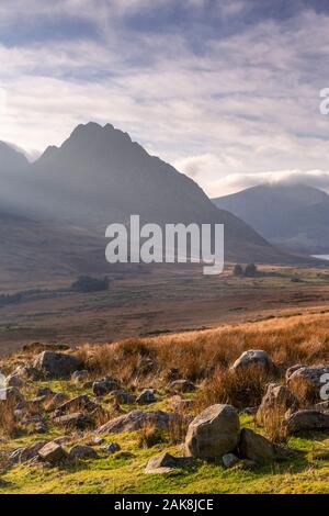 Tryfan mountain en silhouette, Snowdonia, le Nord du Pays de Galles Banque D'Images