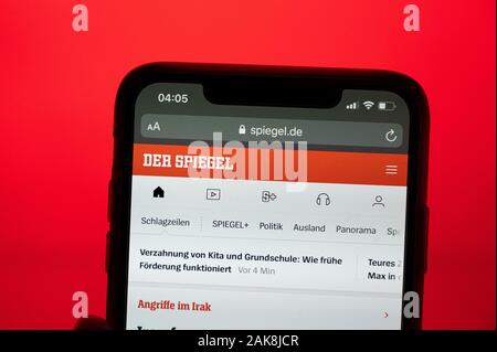 Hambourg, Allemagne. 05Th Jan, 2020. La nouvelle présence en ligne de la revue 'Der Spiegel' ne peut être affiché sur un smartphone. Après environ 25 ans, le nom et le logo 'Spiegel' en ligne disparaîtra. Le site web est maintenant appelé 'Der Spiegel', tout comme le magazine des nouvelles. Crédit : Daniel Reinhardt/dpa/Alamy Live News Banque D'Images